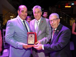 Güzelbahçenin filizlerine destek verenlere plaket