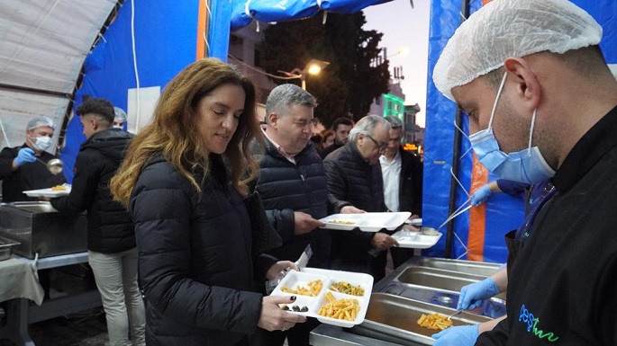 Çeşme'de iftar buluşmaları başkanla