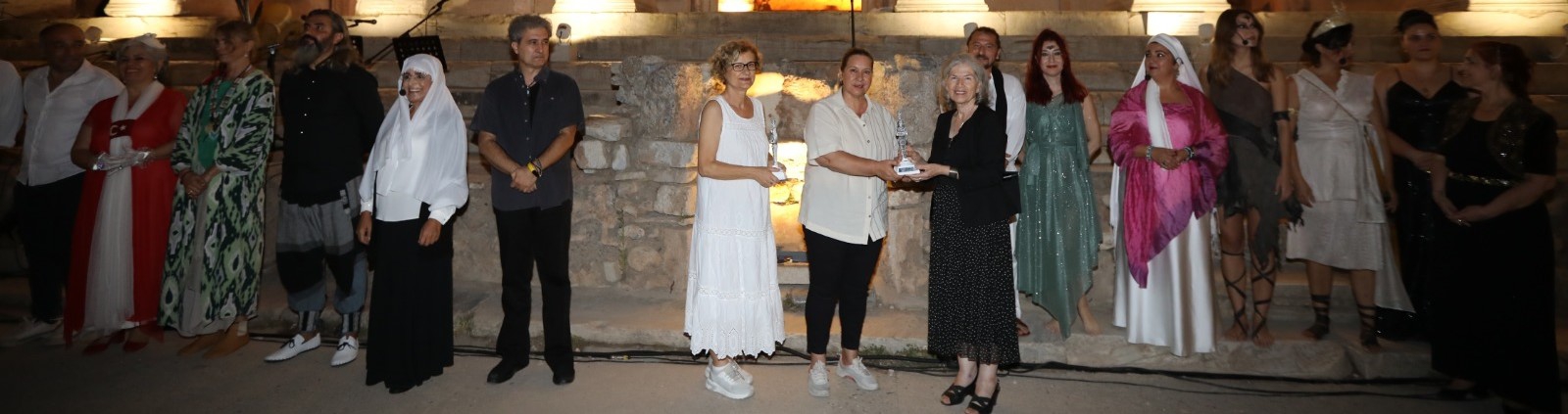 İzmir'in kadınları, Celsus Kütüphanesi'nde