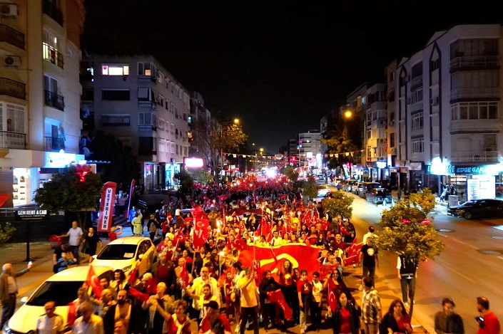 Narlıdere'de 100.Yıl, 'Cumhuriyet Ateşi'yle aydınlandı