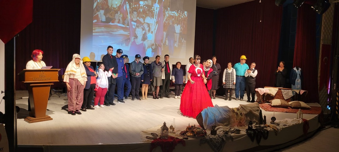 Kızılay'dan Urla'da Sandıktan Podyuma