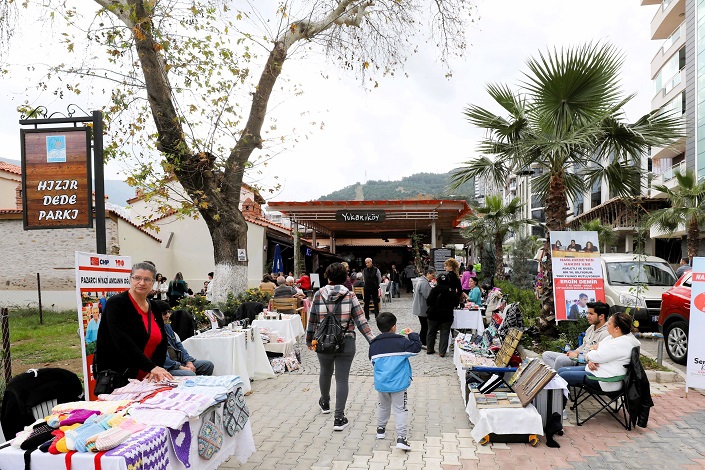 Narlıdere'nin Yeni Yıl Pazarı'na büyük ilgi