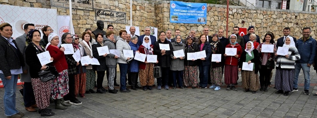 İzmir Kadın Gücü Sakız Ağacına Can Katıyor