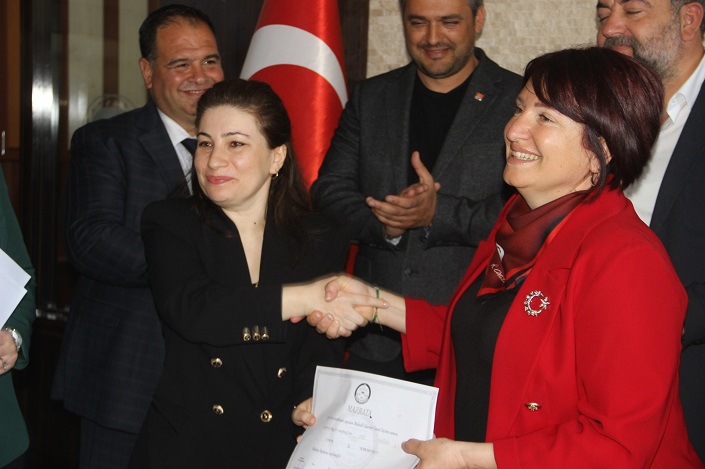 Karaburun Belediye Başkanı İlkay Girgin Erdoğan Mazbatasını Aldı