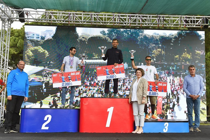 Maraton İzmir’de ödüller dağıtıldı
