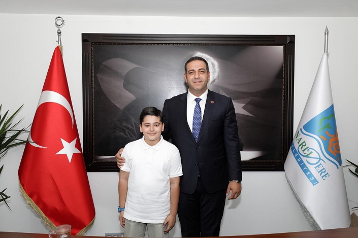 Narlıdere'de Minik Ali, Başkan Uzun'un koltuğunu devraldı