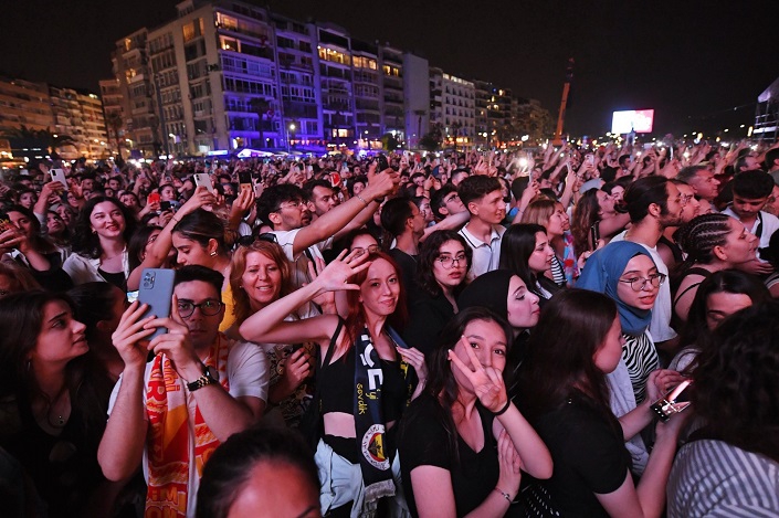 İzmir'de 19 Mayıs coşkusu meydanlara taştı