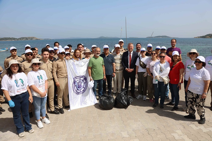 Urla’da dip 'kıyı' temizliği 