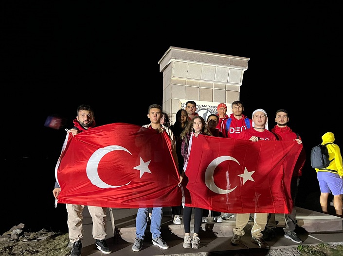 DEÜ Öğrencilerinden Zafer Yürüyüşü'ne Coşkulu Katılım