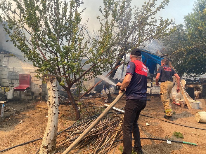 İzmir İtfaiyesi yangınlar için seferber oldu
