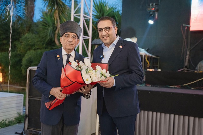 Başkan Yiğit, Balçova'da Gazilere Yemek Verdi