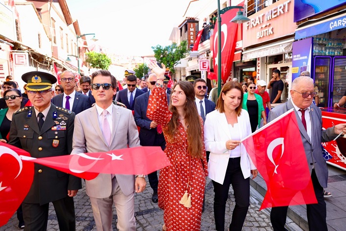 Çeşme Festivali'ne Yeni Türkü ile Görkemli Final
