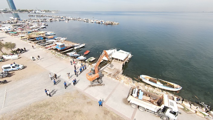 İnciraltı’nda Kaçak İskele ve Ahşap Yapılar Yıkıldı