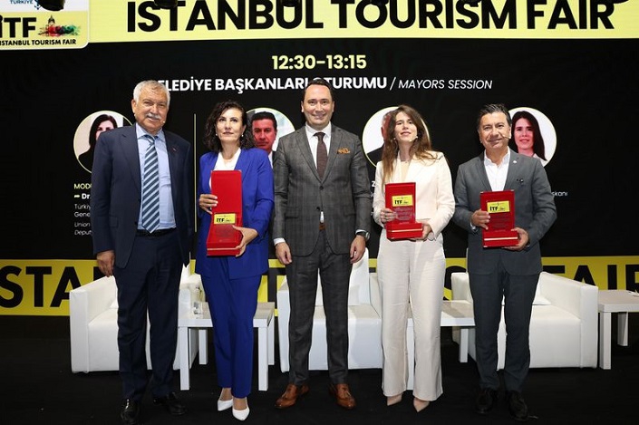 Lal Denizli; Çeşme’yi Deniz-Kum-Güneş Olarak Görüyorlar