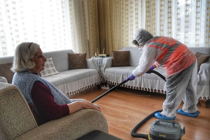 Çeşme Belediyesi, Bayramda da Komşularını Unutmadı