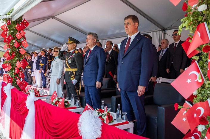 İzmir'de 7'den 70'e Zafer Coşkusu  