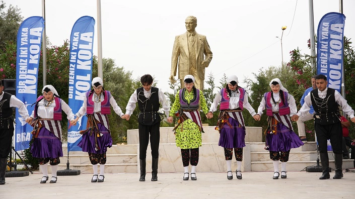 Alaçatı’da Sanat Dostluk Bir Arada 