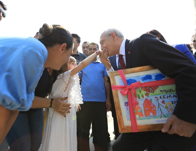 Kılıçdaroğlu'nu Efes Selçuk'ta Çocuklar Karşıladı