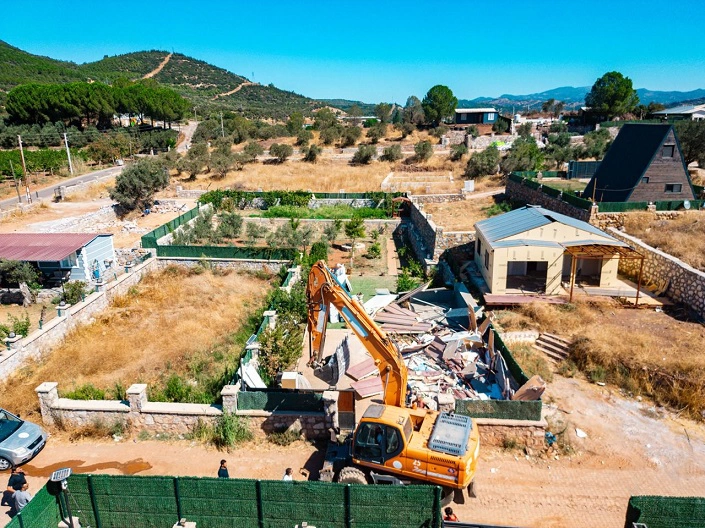 Seferihisar'da 'Kaçak Yapı Hobisi' Yıkıldı!
